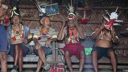 Guerreiros caçadores de cabeças na Índia esperam não cair no esquecimento
