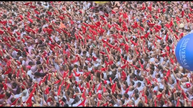 A Pamplona festa in piazza in attesa della corsa dei tori