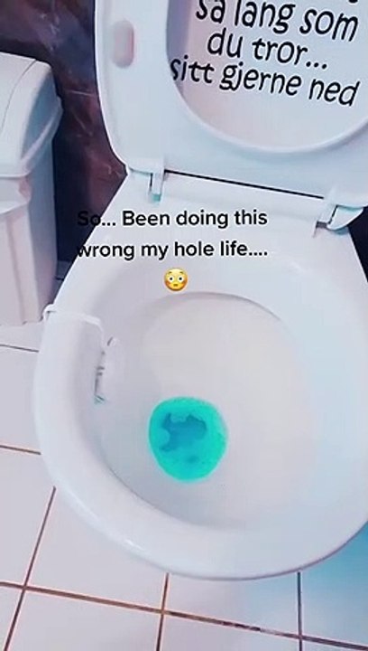 Llevas toda tu vida usando mal el limpiador de baños: el vídeo de Instagram que arrasa