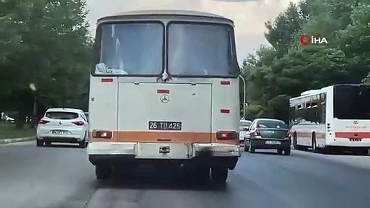 L'ancien bus urbain modèle, qui avançait avec de la fumée noire, a suscité une réaction