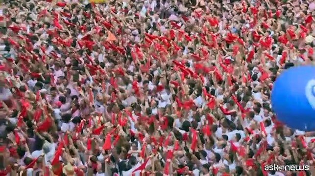 A Pamplona festa in piazza in attesa della corsa dei tori