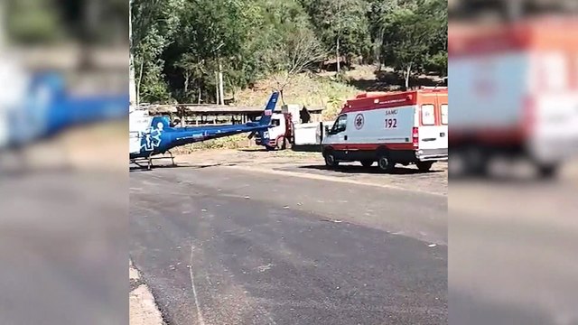 Vítima é socorrida de helicóptero em grave acidente entre carro e caminhão