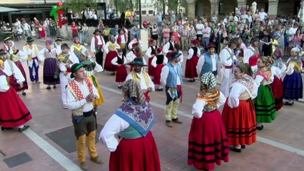 Más de un centenar de folcloristas bailan Palillos y Jota en Torrelavega