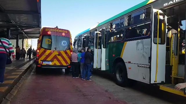 Mulher sofre queda ao descer de ônibus e precisa ser socorrida