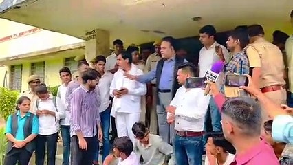 परीक्षा परिणाम को लेकर छात्र व कुलपति हुए आमने-सामने, जिला प्रमुख भी पहुंचे, देखे वीडियो