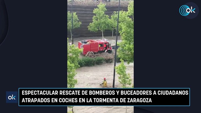 Espectacular rescate de bomberos y buceadores a ciudadanos atrapados en coches en la tormenta de Zaragoza