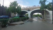 Los bomberos rescatan a personas atrapadas por la lluvia en Zaragoza