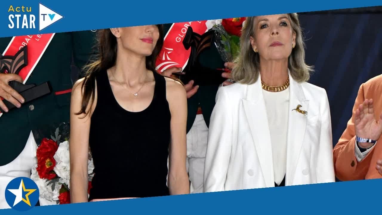Charlotte Casiraghi dévoile ses épaules aux côtés de sa mère, Caroline de Monaco ultra chic pour un