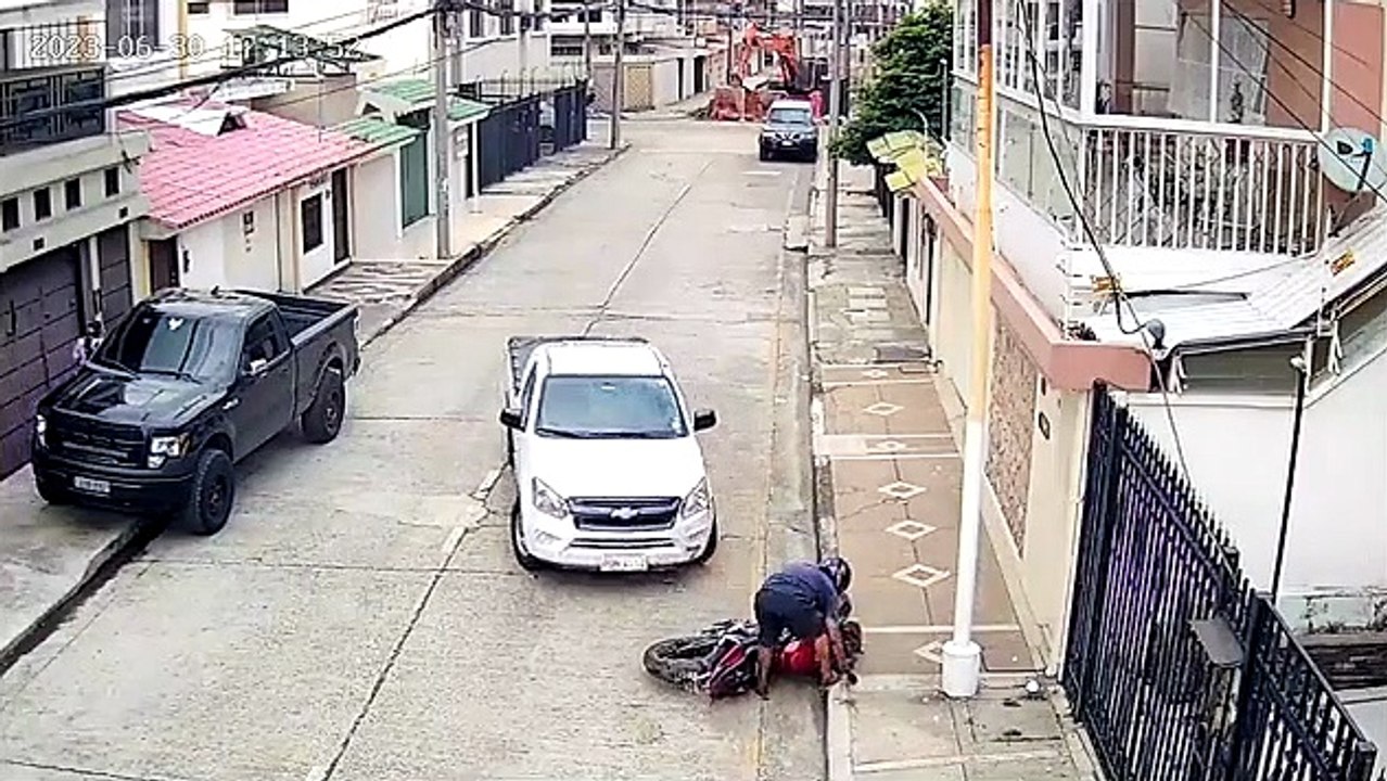 Chofer embiste a ladrón