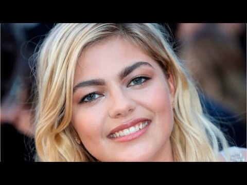 Louane sublime en mini-jupe et bottes à strass, elle fait l’unanimité comme jamais