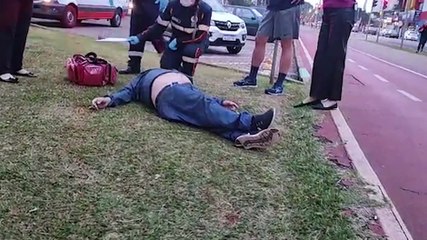 Idoso passa mal na ciclovia da Av. Brasil e é amparado por populares até a chegada do Samu