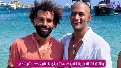 2 نمبر وان في صورة على احد الشواطئ في اليونان