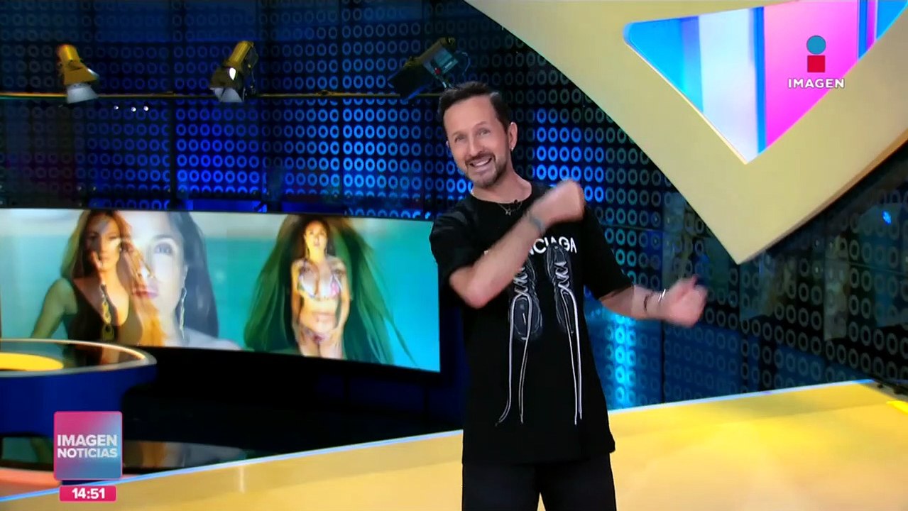 Salma Hayek posa en traje de baño para celebrar el Día del Bikini