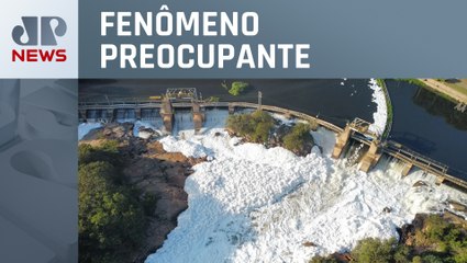 Leito do Rio Tietê está coberto de espuma tóxica