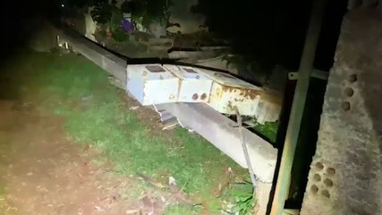 Caminhão derruba poste elétrico e causa transtornos a moradores