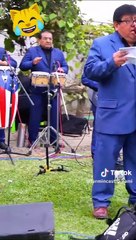 Cantante se olvida la letra de su canción y lo comparan con Bad Bunny