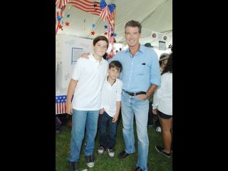 Les grands fils de Pierce Brosnan, qui ressemblent à leur mère, ont été aperçus avec leurs partena