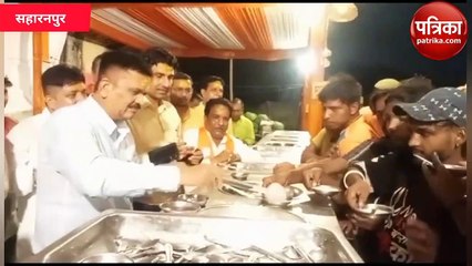 Saharanapur सहारनपुर जिलाधिकारी ने कांवरियों के लिए बनाई गरमा गरम रोटियां