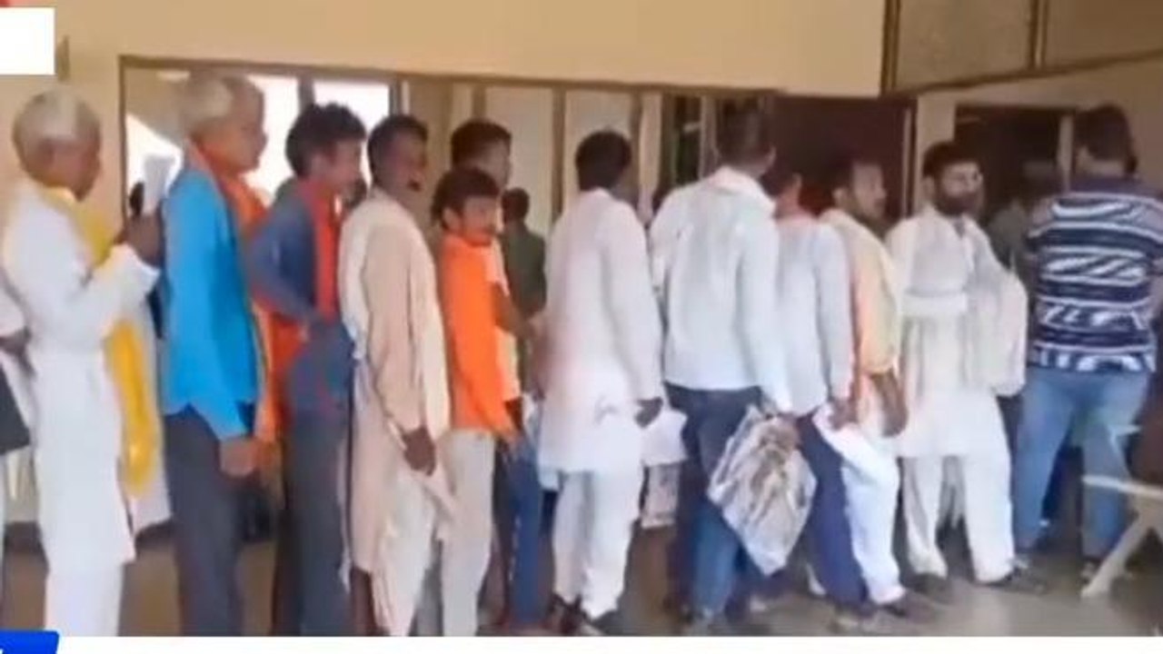 चन्दौली: डीएम से मिलने पहुँचा फरियादी, कैमरे सामने आते ही मचा हड़कंप