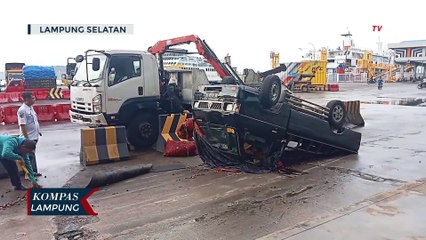 Mobil Pikap Muatan Jengkol Ringsek di Bakauheni