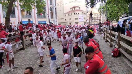 Bajada al callejón del primer encierro de San Fermín 2023