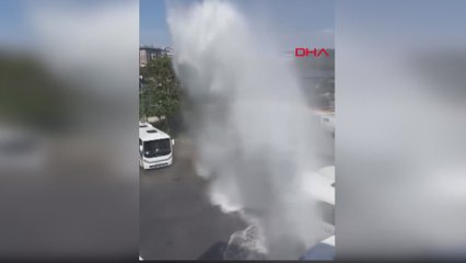 Su borusu patladı; otomobil zarar gördü
