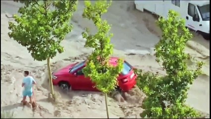 Selin vurduğu İspanya'dan korkutan görüntüler! Arabasının üzerine çıkıp çaresizce kurtarılmayı bekledi