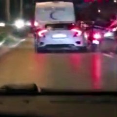 Otoyolda dehşet saçtı! Makas atan otomobil motosikletliyi sürükledi