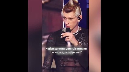 Konserde sıra dışı olay! Kalabalığın arasına inen rapçiden hayranına yumruk