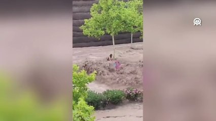 İspanya'da selde sürüklenen aracının üstünde mahsur kalan kadını itfaiye ekibi kurtardı