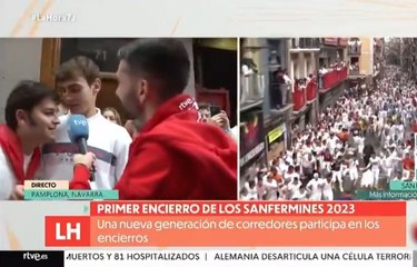 Un joven se cuela en el directo de TVE de los Sanfermines para meterle una cornada a Pedro Sánchez