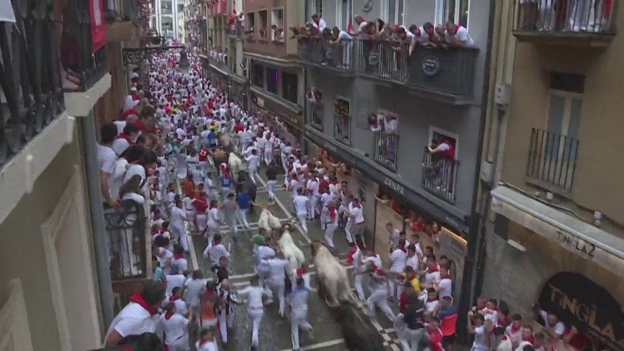 Espagne: les images du premier lâcher de taureaux à Pampelune pour les fêtes de San Fermín