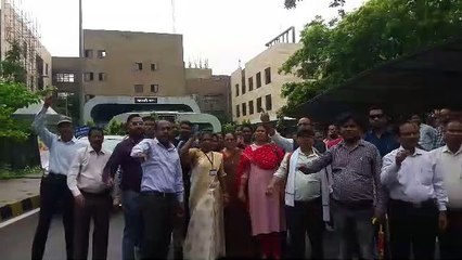 DA में बढ़ोतरी के बाद भी नहीं माने कर्मचारी, काम बंद कर मंत्रालय के बाहर की नारेबाजी, देखें वीडियो