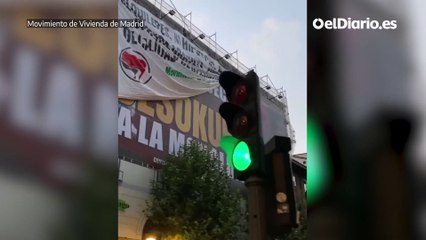 Activistas antidesahucios tapan la lona de Desokupa con lemas por el derecho a la vivienda