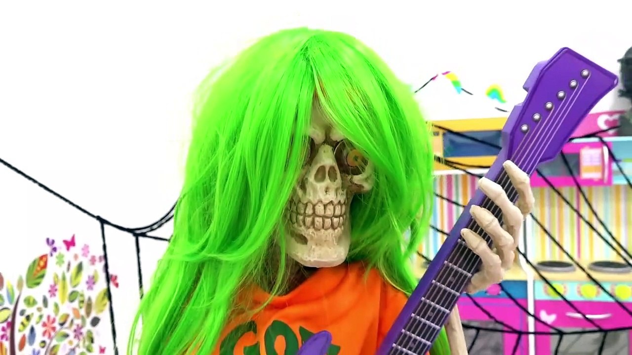 Diana and Roma kids stories about Halloween