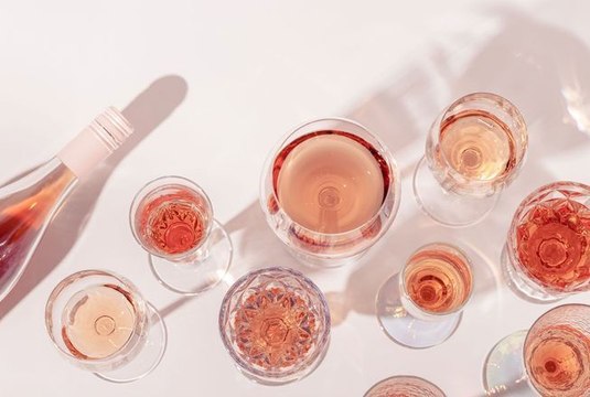 Voici les meilleurs vins rosés en cubi de l’été 2023, selon des experts