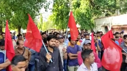 इटारसी - एनपीएस के विरोध मे स्टेशन पर रेल्वे कर्मियों ने किया प्रदर्शन