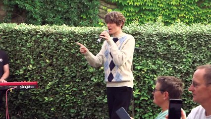 LIVE - Pierre de Maere interprète "Un jour je marierai un ange" dans Le Double Expresso RTL2 (07/07/23)