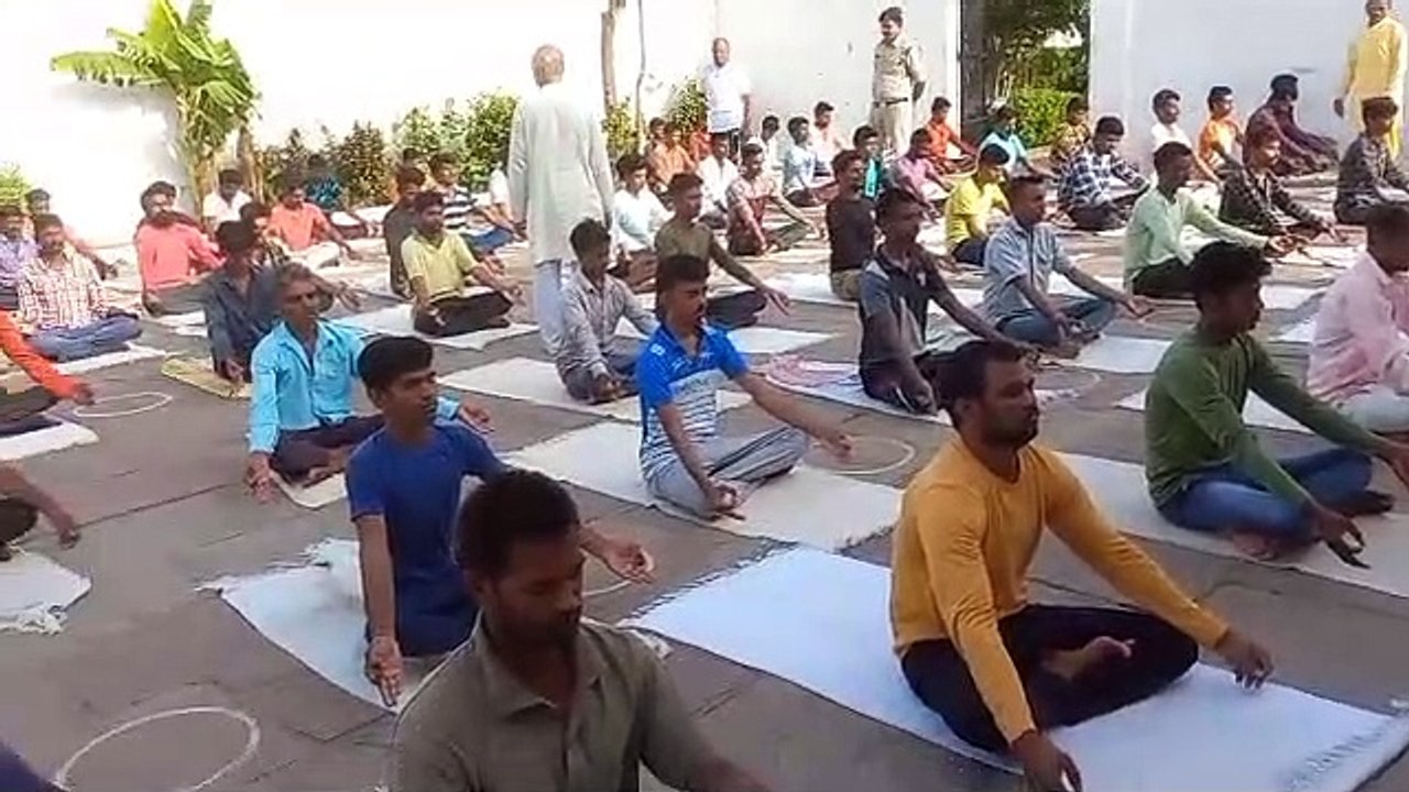 स्वस्थ रहने के लिए सिखा रहे योगा