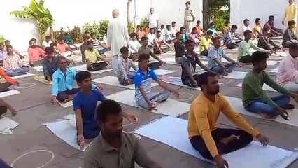 स्वस्थ रहने के लिए सिखा रहे योगा
