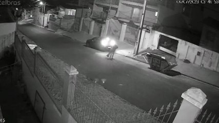 Câmera mostra jovens saindo de casa de advogado após o matarem estrangulado e esfaqueado