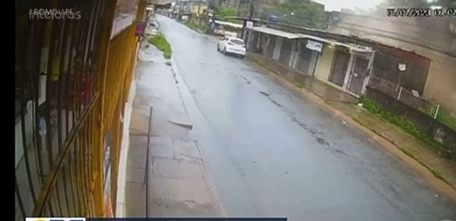 Prédio condenado desaba e moradores ficam soterrados