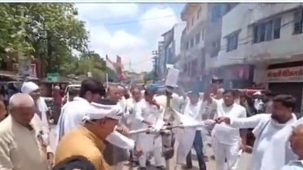 भोजपुर: कांग्रेस नेताओं ने फूंका पीएम मोदी का पुतला, मंत्री बोले- चुनाव में जनता देगी जवाब