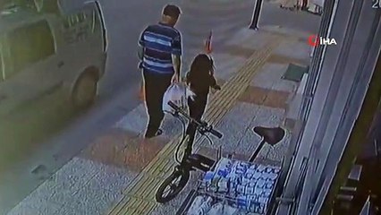 Yolun karşısına geçmek isteyen dede torun geri manevra yapan araç altında kaldı... O anlar kamerada