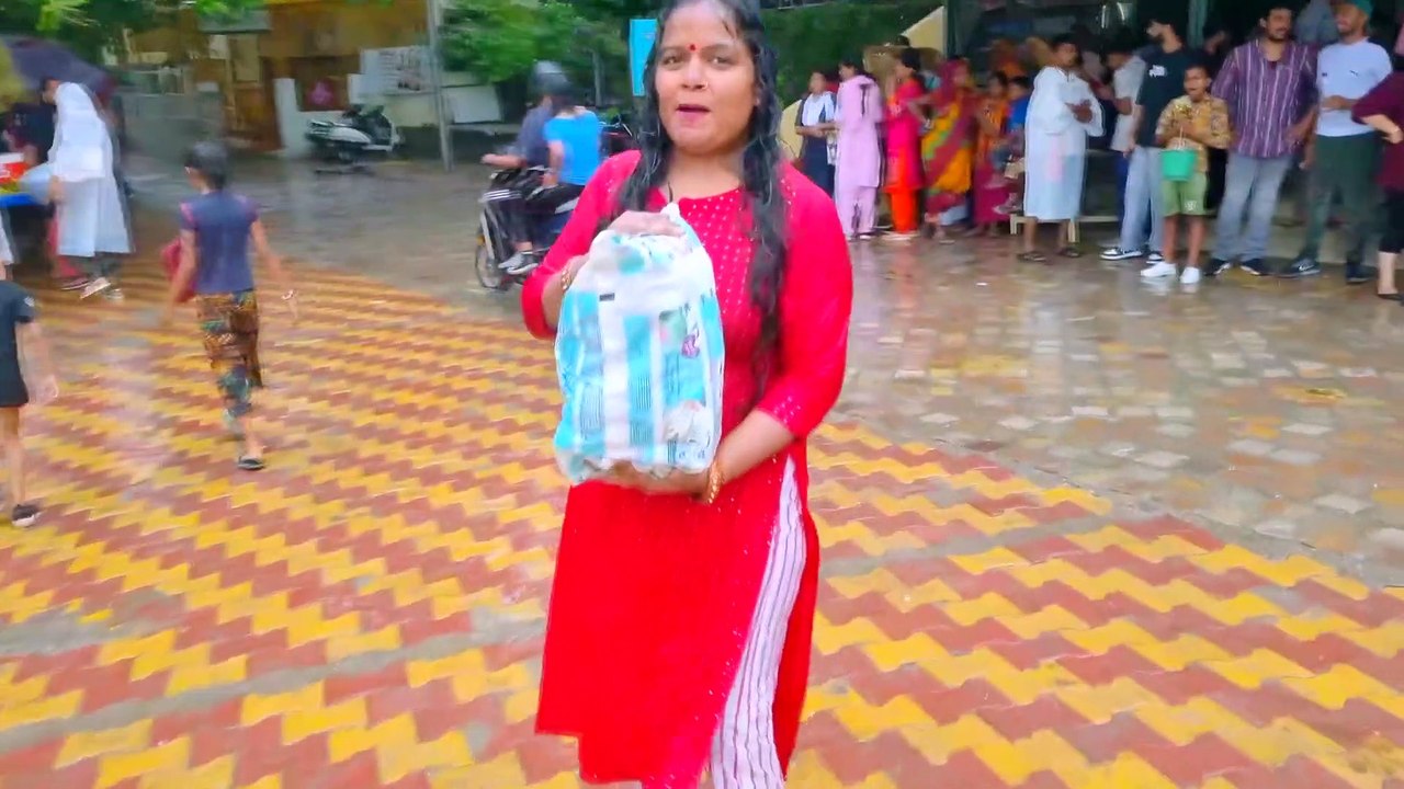 इतनी बारिश में भीगने के बाद नदी में नहाना पड़ा
