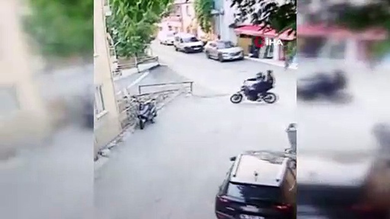 Demir makasla motosikleti çaldılar