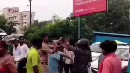 बाराबंकी: लड़की ने दो लड़को पर जड़े दे-दनादन थप्पड़, जमकर हुआ तमाशा....