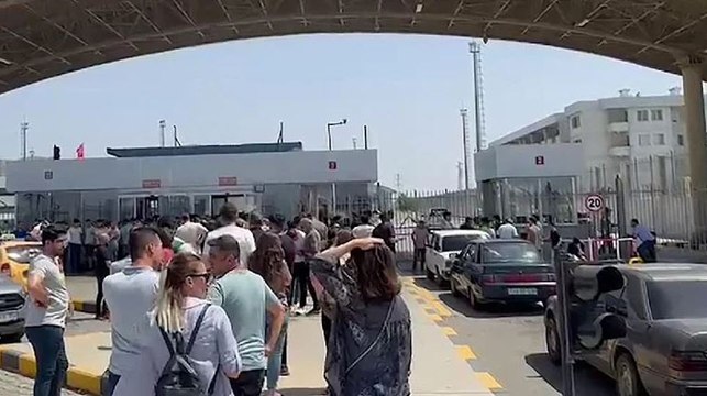 Cep telefonu zammından kaçmak isteyen sınır kapısına koştu