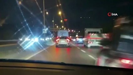 Şile otobanında makas atan sürücü motorcuyu sürükledi