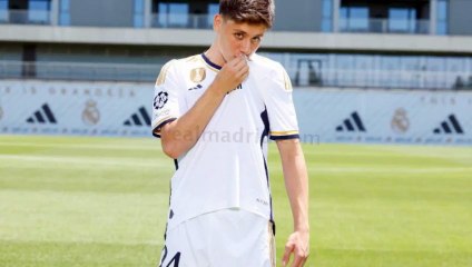 Arda Güler a porté le maillot du Real Madrid pour la première fois ! Son premier travail était d'embrasser la crête.